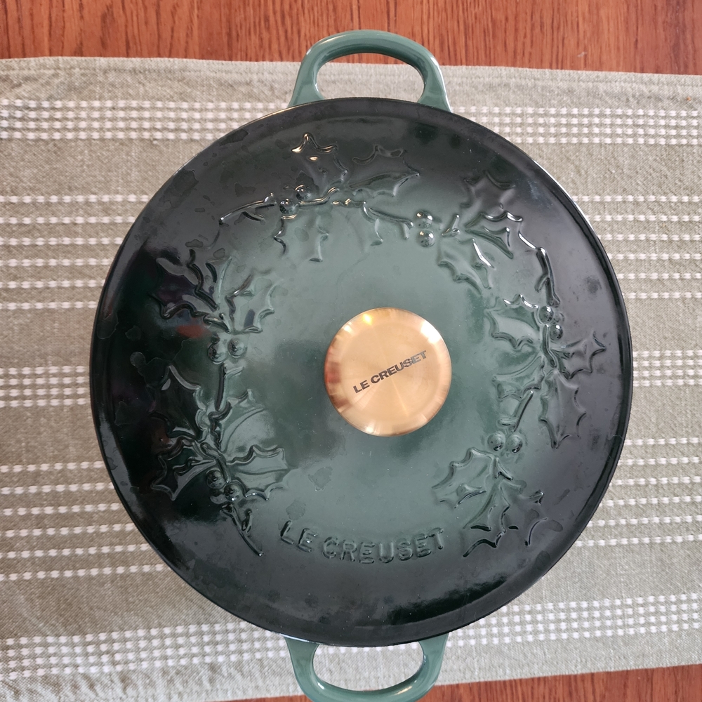 Le Creuset Holly Collection Soup Pot - Artichaut Green 4.5qt Dutch Oven - Picture 9 of 9